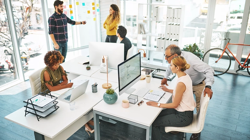 Văn phòng 50m² bố cục mở, ánh sáng tự nhiên tràn vào từ hai phía cửa sổ (Nguồn: Internet)