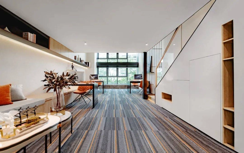 Văn phòng nhỏ theo thiết kế gác lửng và tối ưu ánh sáng tự nhiên nhờ lớp tường kính cao đến trần (Nguồn: Internet)