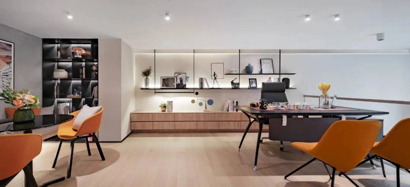 Phòng làm việc của sếp và khu vực tiếp khách được đặt ở tầng lửng phía trên (Nguồn: Internet)