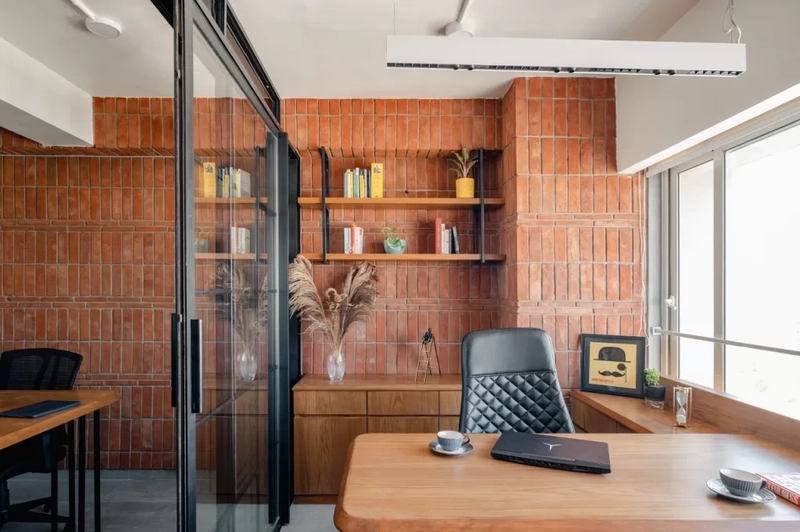 Phòng lãnh đạo nhỏ được ngăn cách bằng vách kính, không tạo cảm giác ngột ngạt (Nguồn: Internet)