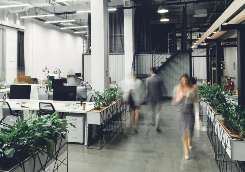 “Văn phòng mở” với bàn làm việc dạng dãy dài, thoáng và dễ giao tiếp nhóm (Nguồn: Internet)