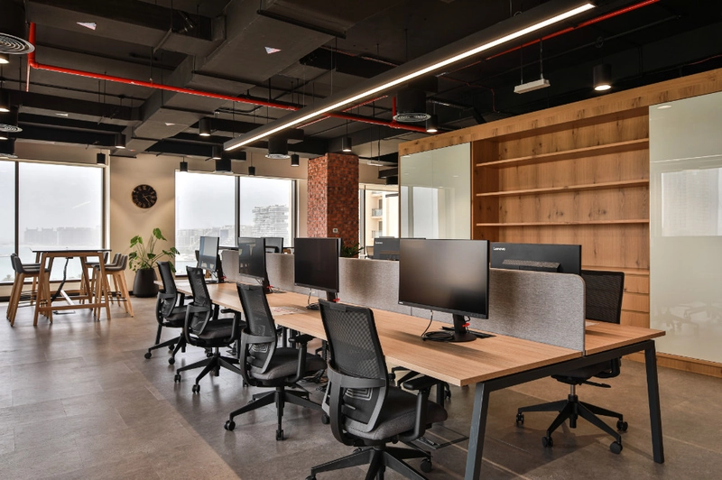 Hệ bàn làm việc song song và vuông góc cửa sổ, tối ưu ánh sáng tự nhiên, bảo vệ mắt và tăng hiệu quả làm việc (Nguồn: Internet)