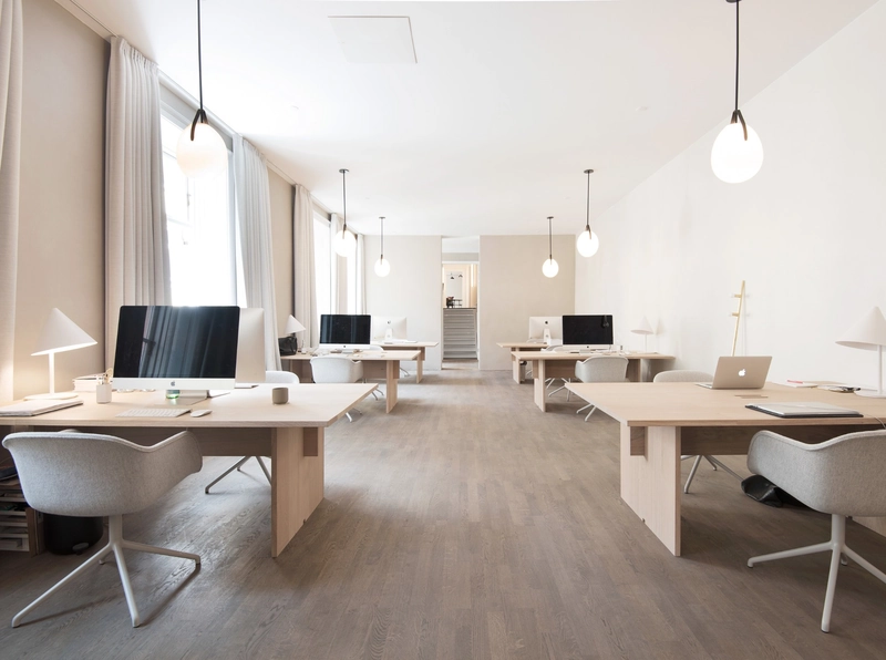 Hệ bàn làm việc đặt song song cửa sổ, ánh sáng tự nhiên chiếu vào đều từ một bên, rèm vải lọc sáng tông màu be - giải pháp tối ưu cho mắt và năng suất (Nguồn: Internet)