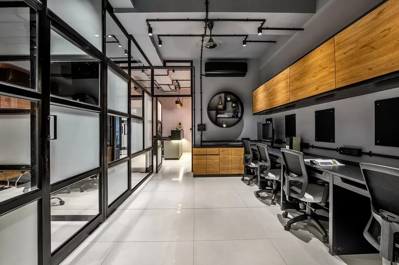 Bàn làm việc kê sát tường và khu vực lưu trữ hồ sơ được đưa lên cao (Nguồn: Internet)