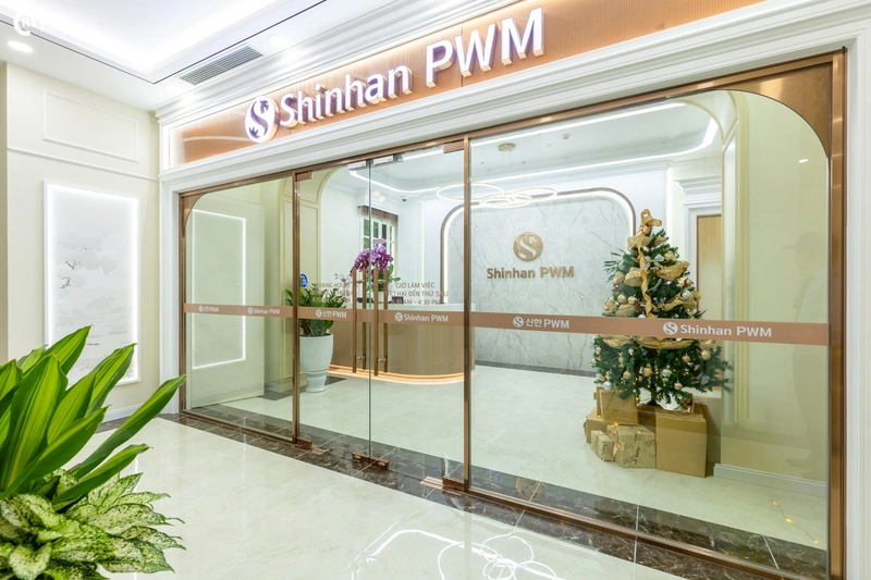 Quầy lễ tân ốp đá trắng, kết hợp logo nổi bật, tạo điểm nhấn thị giác và củng cố nhận diện thương hiệu ngay từ lối vào (Nguồn: Deco crystal)