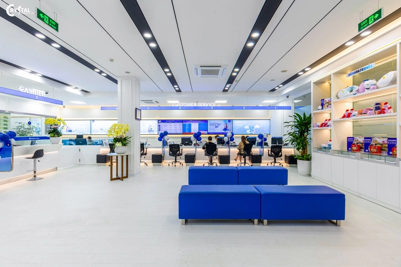 Khu vực sảnh chờ với ghế sofa bọc da và cây xanh nội thất, mang lại không gian thoáng đãng, lịch sự, phù hợp với nhiều đối tượng khách hàng (Nguồn: Deco crystal)