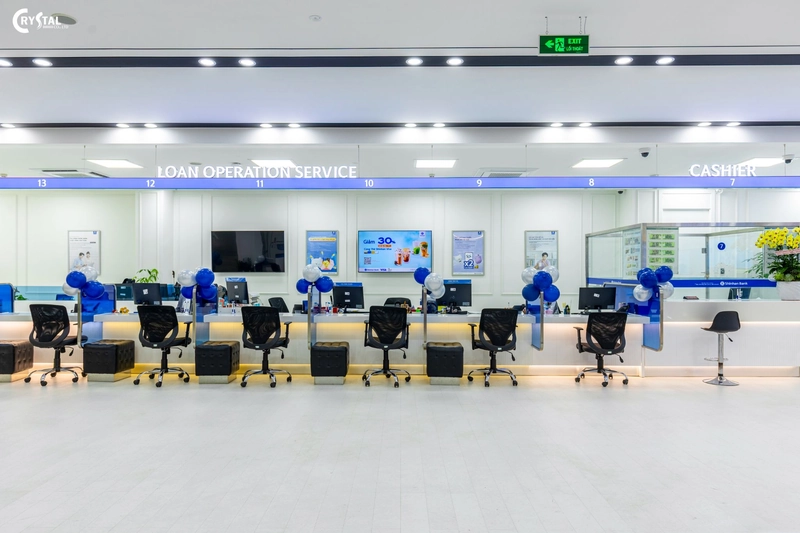 Khu vực tiếp nhận hồ sơ với vách ngăn kính mờ - bố cục thoáng, chuyên nghiệp, hỗ trợ tối đa hiệu quả xử lý hồ sơ (Nguồn: Deco Crystal)