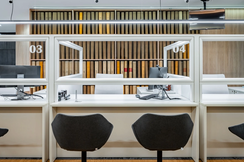 Khu vực tiếp nhận hồ sơ với vách ngăn kính mờ - bố cục thoáng, chuyên nghiệp, hỗ trợ tối đa hiệu quả xử lý hồ sơ (Nguồn: Internet)