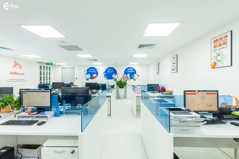 Khu vực làm việc được thiết lập ánh sáng đồng đều, nội thất đồng bộ, tạo nên không gian làm việc trật tự và có tính hệ thống cao (Nguồn: Deco Crystal)
