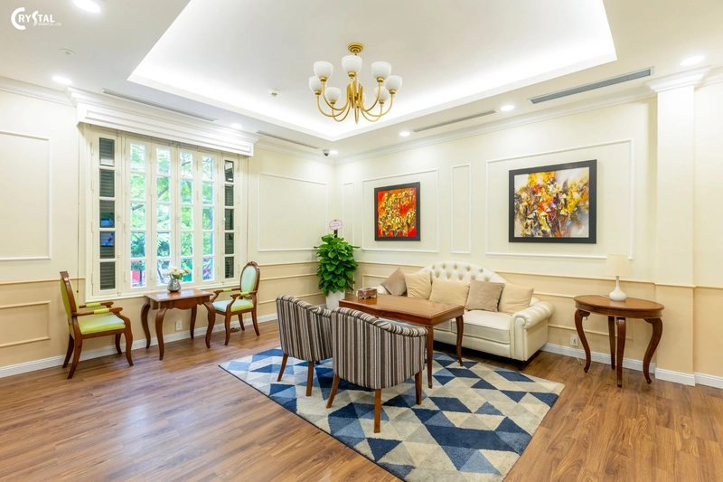 Góc tiếp khách trong phòng Trưởng văn phòng -với sofa da cao cấp, bàn trà, tranh treo tường chọn lọc - không gian đàm thoại riêng tư và đẳng cấp (Nguồn: Deco Crystal)