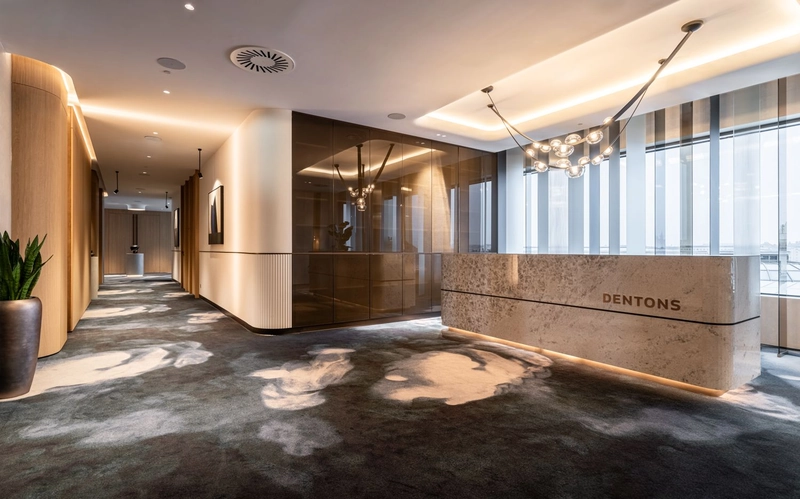 Mẫu thiết kế mang phong cách sang trọng với quầy lễ tân đá marble nguyên khối, khẳng định uy tín và đẳng cấp vượt trội của văn phòng ngay từ sảnh đón (Nguồn: Internet)