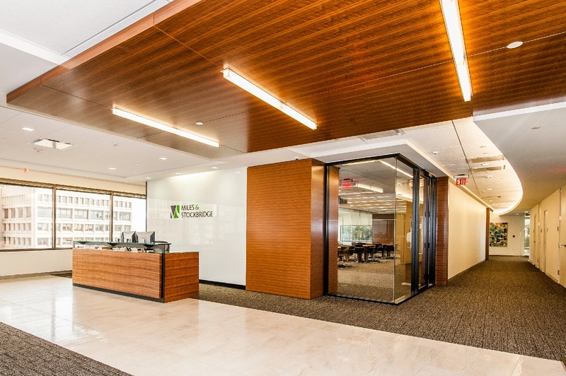 Thiết kế toát lên vẻ vừa thân thiện lại vững chãi. Ánh sáng ấm được bố trí tinh tế giúp khách hàng cảm thấy thoải mái và an tâm ngay khi vừa bước chân vào