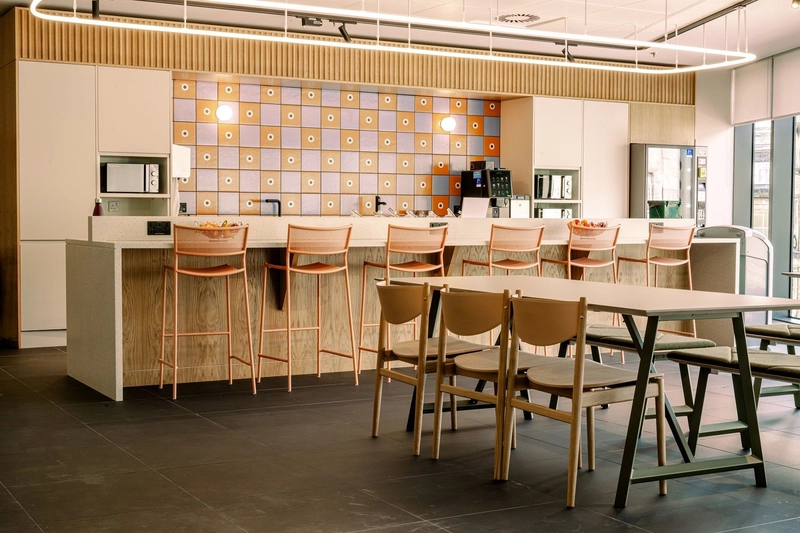 Mẫu thiết kế khu vực pantry theo phong cách Hiện đại - Bắc Âu là giải pháp tuyệt vời để giảm bớt sự căng thẳng trong môi trường văn phòng công chứng (Nguồn: Internet)