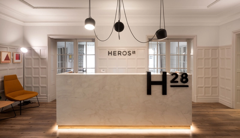 Khu vực lễ tân văn phòng công chứng đẳng cấp với sự giao thoa giữa nét đẹp cổ điển và hiện đại (Nguồn: Internet)