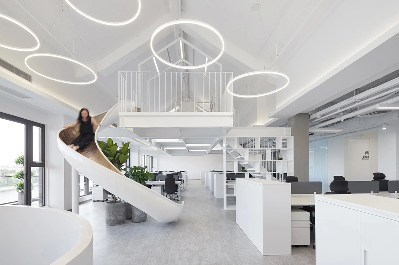 Điểm nhấn cầu trượt xoắn và hệ đèn vòng nghệ thuật mang lại năng lượng sáng tạo, giúp nhân sự giảm áp lực khi xử lý khối lượng hồ sơ lớn. (Nguồn: Internet)