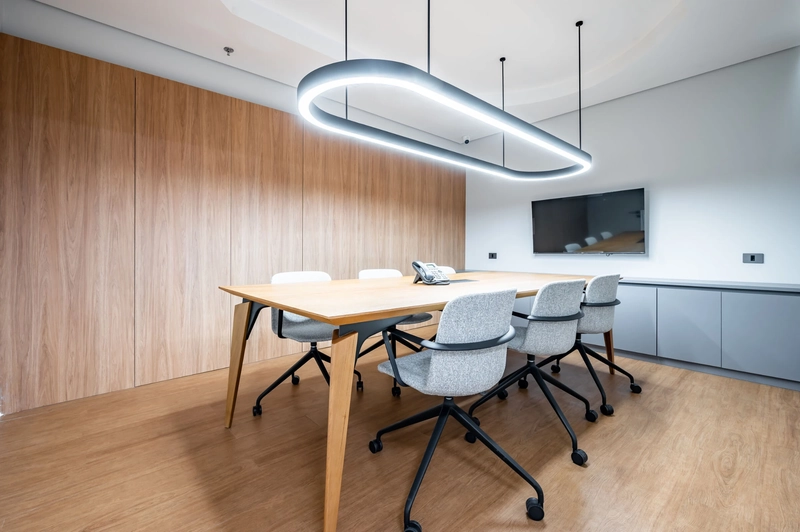 Phòng họp với nội thất tối giản và tối ưu ánh sáng (Nguồn: Internet)