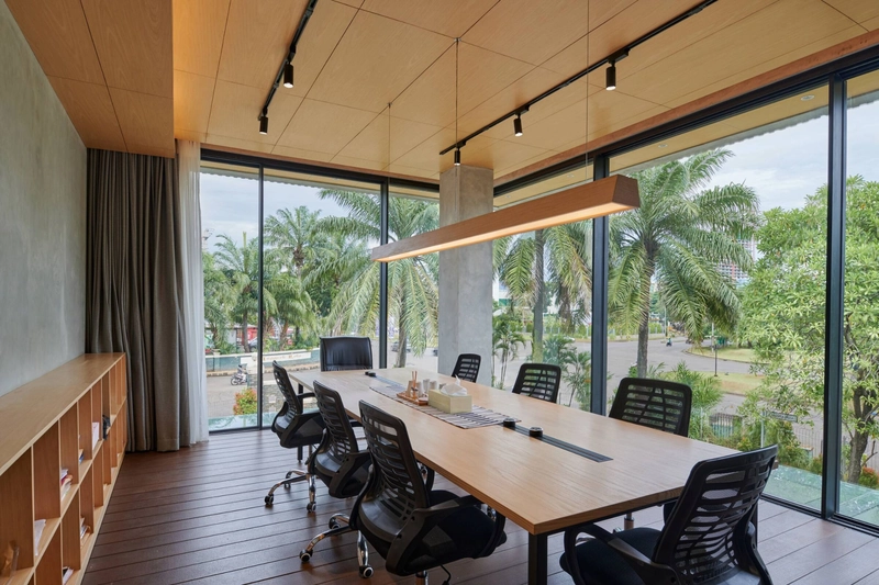 Phòng họp sử dụng vách kính khổ lớn, mở ra tầm nhìn bao quát cảnh quan thiên nhiên (Nguồn: Internet)
