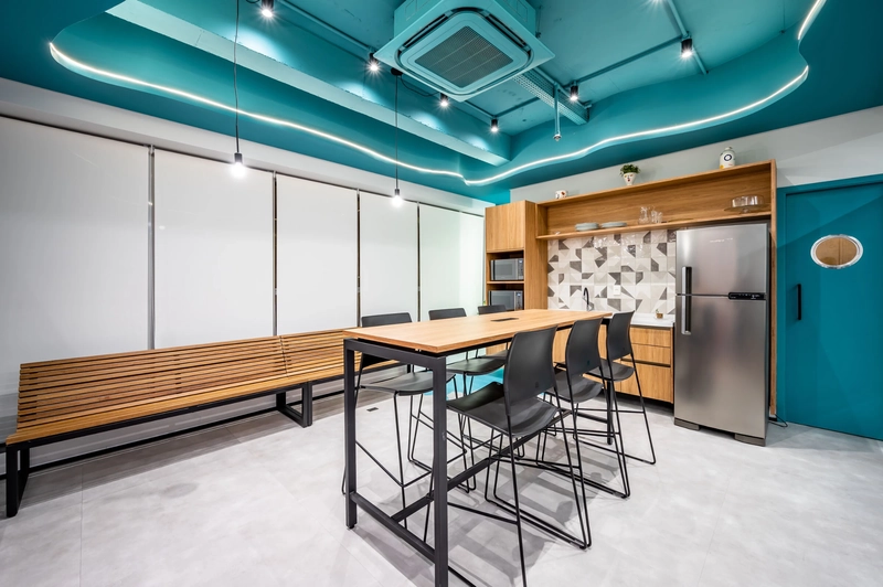 Khu vực pantry nhỏ cho nhân viên sử dụng điểm nhấn từ sắc xanh tươi mát, giảm bớt áp lực sau giừo làm (Nguồn: Internet)