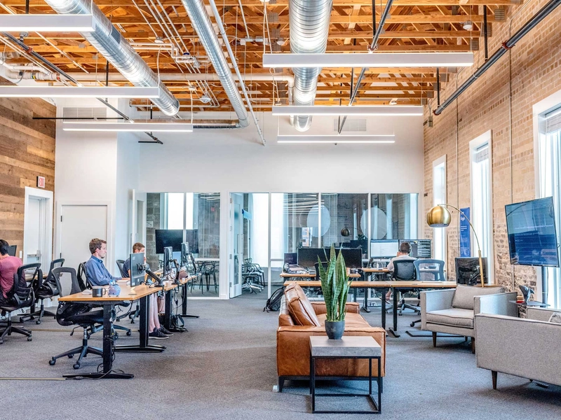 Mô hình "hot desking" - không có chỗ ngồi cố định theo cấp bậc, mọi người luân chuyển vị trí và dễ dàng làm việc cạnh nhau (Nguồn: Internet)