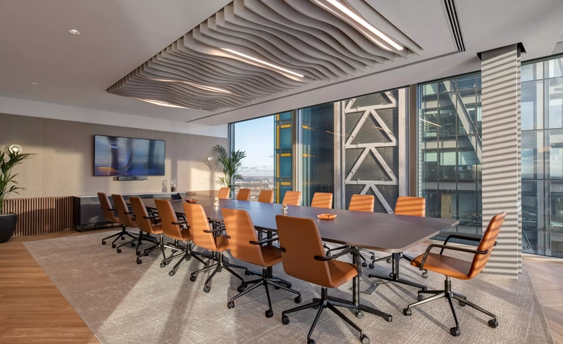 Bàn boardroom hình chữ nhật dài với ghế da cao cấp và hệ thống màn hình lớn phù hợp cho các cuộc họp ban lãnh đạo hoặc tiếp đối tác (Nguồn: Internet) 