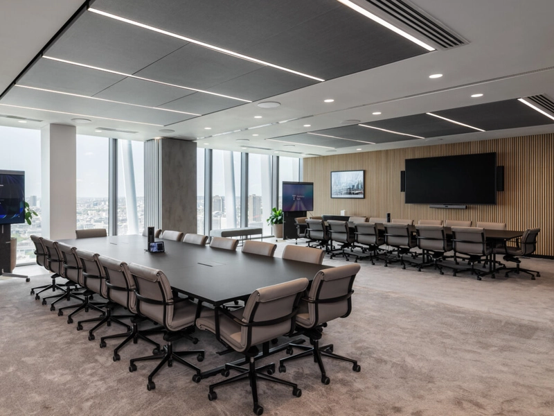 Bàn boardroom hình chữ nhật dài với ghế da cao cấp và hệ thống màn hình lớn phù hợp cho các cuộc họp ban lãnh đạo hoặc tiếp đối tác (Nguồn: Internet) 