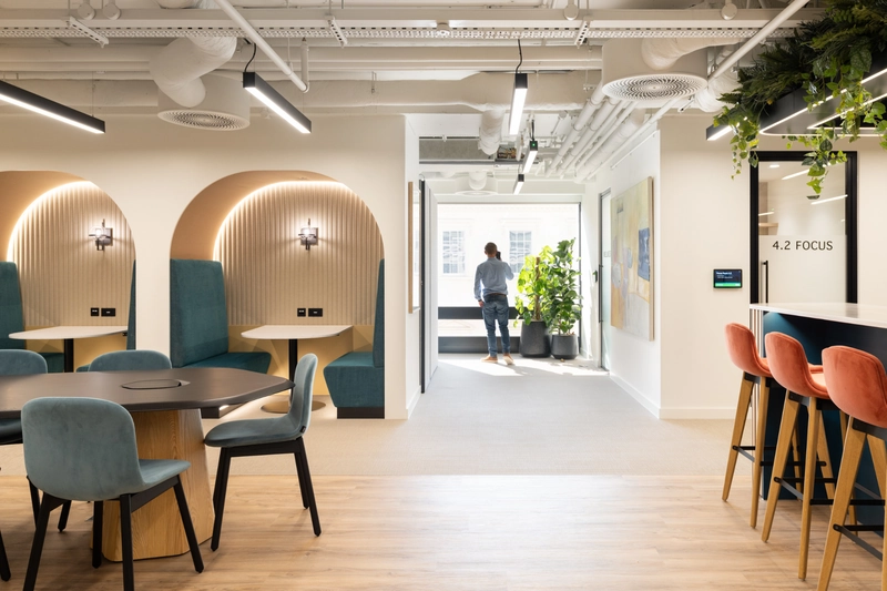 Bàn cao với ghế đẩu nhẹ tạo không gian trao đổi nhanh, khuyến khích họp đứng ngắn gọn thay vì kéo dài (Nguồn: Internet) 