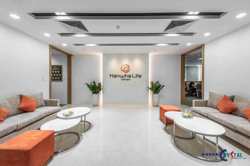 Brandwall với logo thương hiệu là bức tranh nền, nêu bật bản sắc doanh nghiệp với mọi người bước vào (Nguồn: Deco Crystal) 
