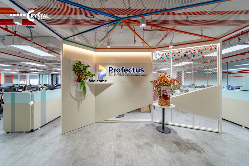 Brandwall với logo thương hiệu là bức tranh nền, nêu bật bản sắc doanh nghiệp với mọi người bước vào (Nguồn: Deco Crystal) 