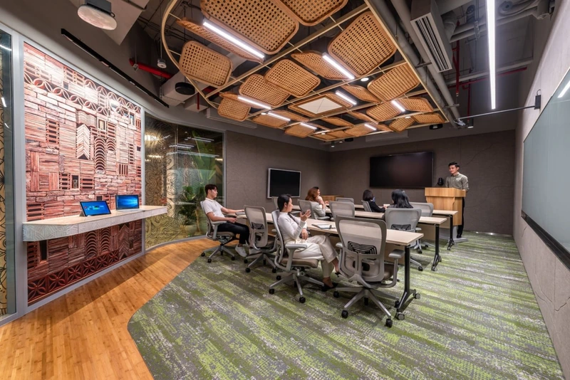 A unique meeting room space with partitions and ceiling panels featuring Indochine patterns. (Source: Internet) 