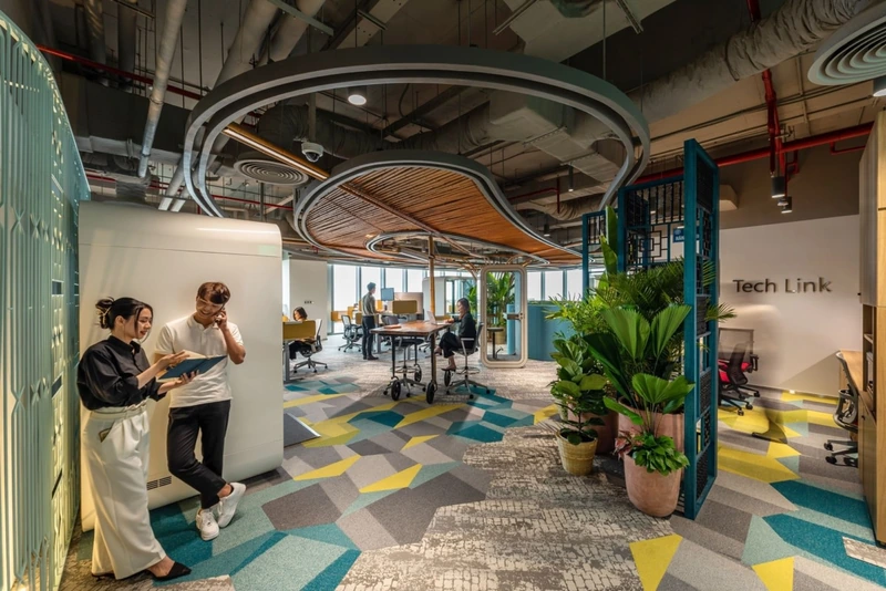 Traditional slatted wooden panels establish a subtle dialogue between transparency and privacy, letting natural light filter through while anchoring the space (Source: Internet) 