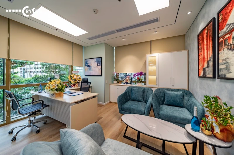 In 2026, the trend is toward integrating a dedicated hospitality corner within the executive suite (Source: Deco Crystal) 