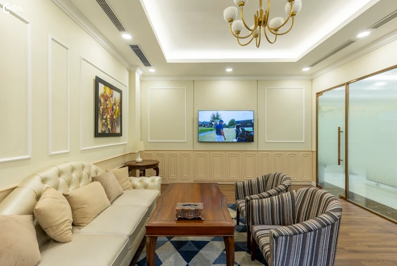 In 2026, the trend is toward integrating a dedicated hospitality corner within the executive suite (Source: Deco Crystal) 