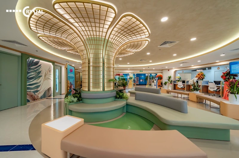 A dynamic, biophilic feature that reduces the institutional feel of large open floors (Source: Deco Crystal)