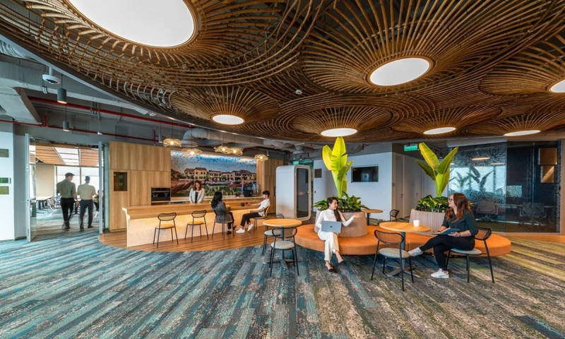A dynamic, biophilic feature that reduces the institutional feel of large open floors (Source: Internet) 