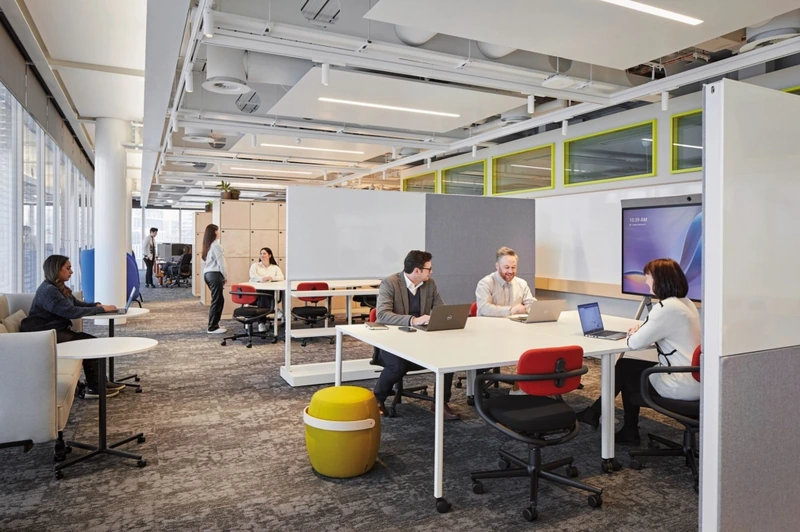 A masterclass in soft industrial design, where warm cork and light timber partitions elegantly contrast with corrugated steel structures (Source: Internet) 