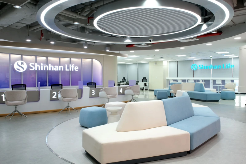 The Shinhan Life office project by Deco Crystal - A modern soft-industrial interior softened by curved forms, ambient glow, and minimalist comfort (Source: Deco Crystal) 