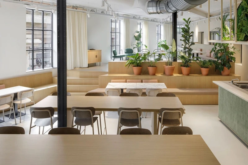 Utilizing structural level differences and split flooring, this historic warehouse conversion achieves smart zoning without erecting visual barriers (Source: Internet) 