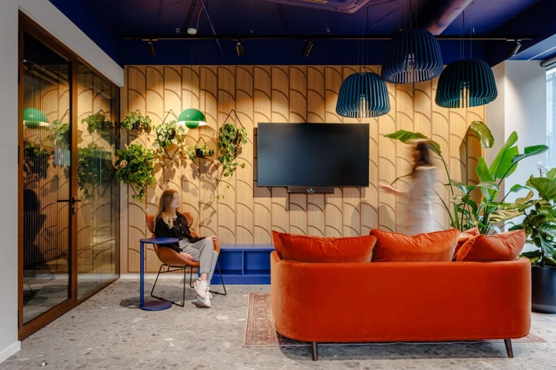 In 2026, designers are incorporating natural elements such as indoor plants, green walls, and wood accents to bring the outdoors in (Source: Internet) 