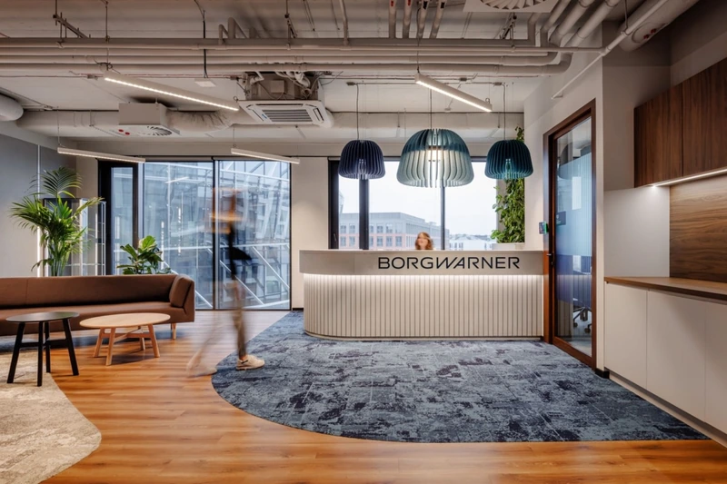 A masterclass in material conversation: raw concrete and exposed track lighting are balanced by the organic warmth of natural wood finishes (Source: Internet) 