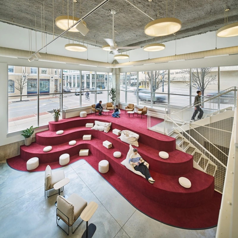 Embracing the scale of its industrial envelope, this workspace weaves massive concrete volumes with clear glass partitions to keep the layout open and connected (Source: Internet) 