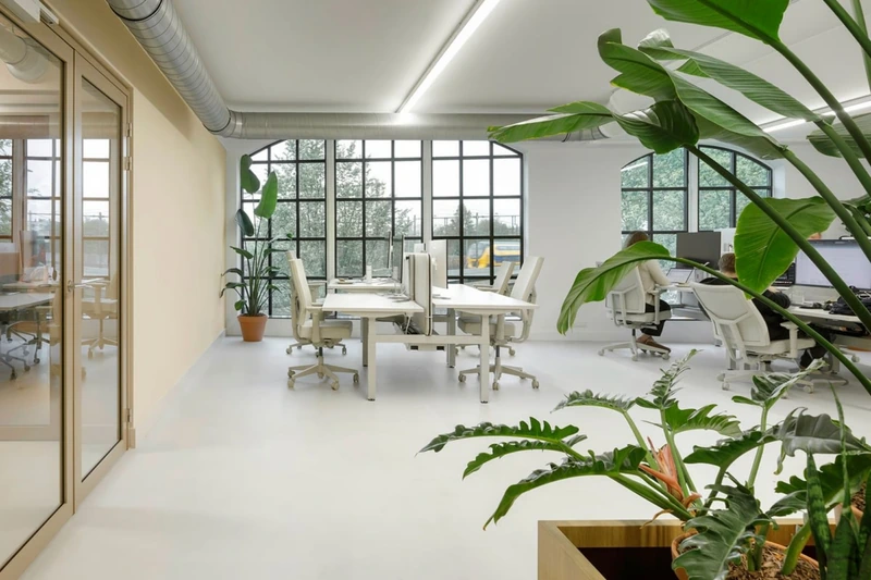 This industrial office introduces organic layers into a cold steel-framed structure (Source: Internet) 