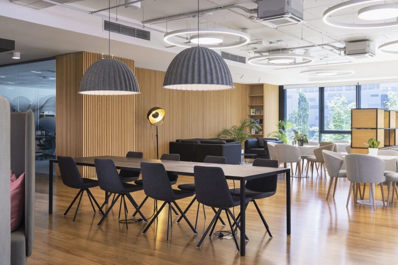 By aligning exposed services with the structural grid, the ceiling systems are elevated into a powerful visual identity (Source: Internet) 