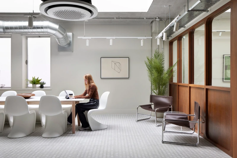 Exposed HVAC ducts and copper conduits run in perfectly coordinated routes, turning essential building infrastructure into an elegant ceiling feature (Source: Internet) 