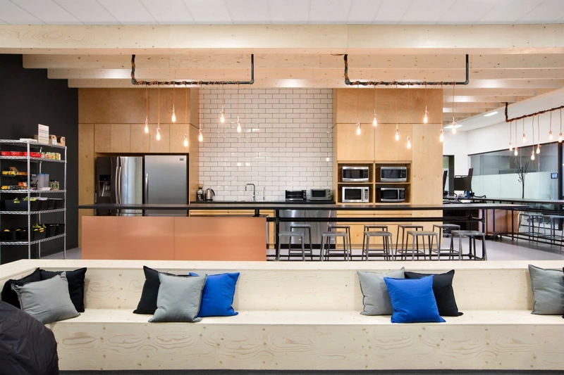 Warm bulb clusters suspended from industrial copper piping soften the raw concrete surfaces, infusing the lounge with an inviting, atmospheric glow (Source: Internet) 