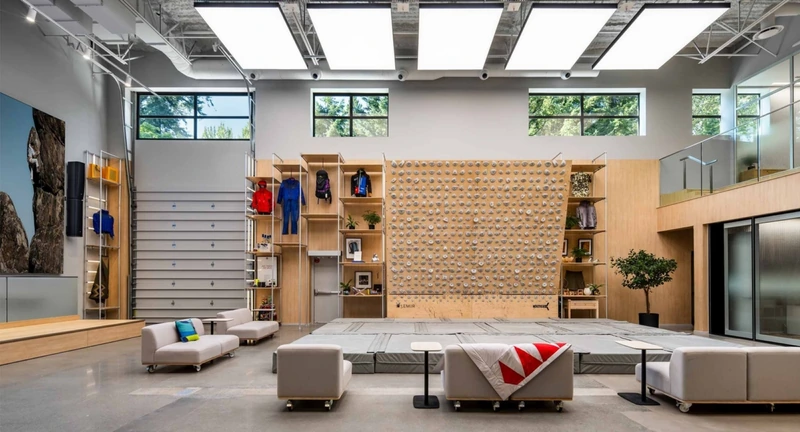 Reflecting an ethos of master craftsmanship, raw metal-framed display shelving and solid timber elements establish a highly flexible, authentic workspace (Source: Internet)