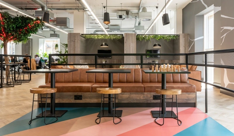 Intimate booths clad in rustic oak and furnished with distressed leather introduce organic warmth and a sense of history to the open office (Source: Internet) 