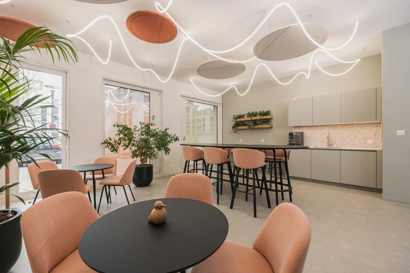 Khu vực pantry với hệ đèn trang trí, cây xanh và ánh sáng tự nhiên tạo cảm giác thư giãn hơn sau giờ làm việc (Nguồn: Internet)