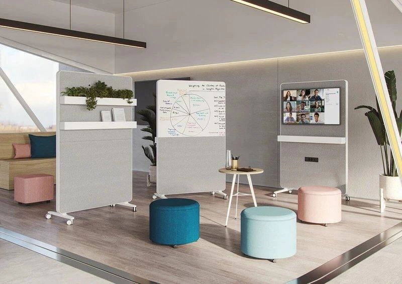 Bảng viết di động, đôn ngồi và màn hình họp gắn bánh xe trong một văn phòng 80m2 linh hoạt
