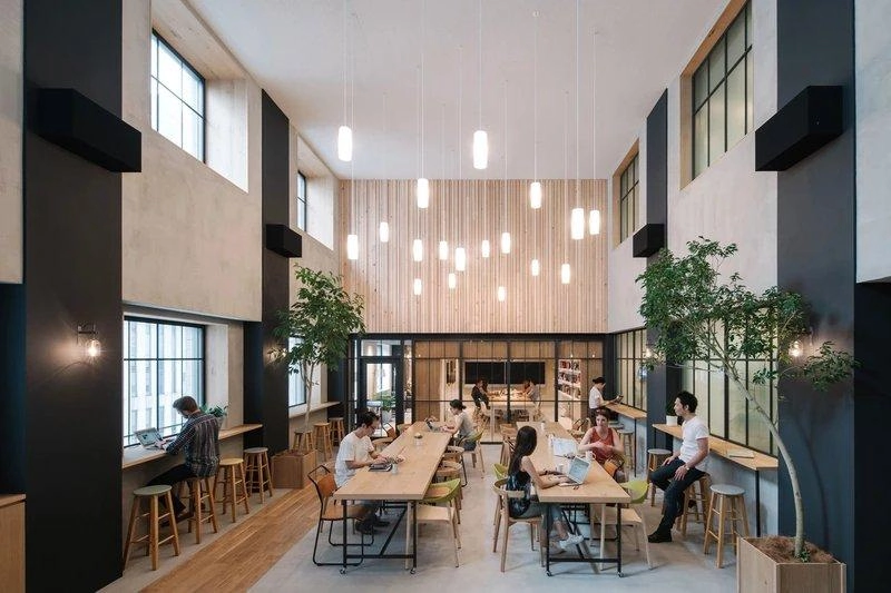 Hệ bàn dài dùng chung thay cho bàn rời, cách kê tiết kiệm diện tích nhất trong văn phòng 80m2