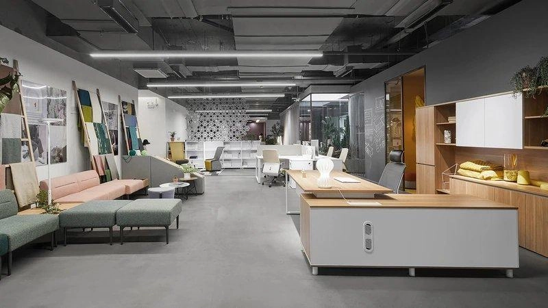 Nội thất thay vách ngăn, chia ba khu làm việc, trưng bày và lounge trong văn phòng 80m2